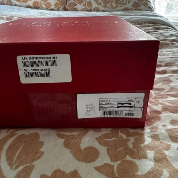 EUC Valentino White Patent Leather Rockstud Embellished T-Strap Sandals Sz 37 - Picture 10 of 10